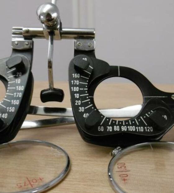 Examen complet de votre vision en boutique. Adaptation de votre correction par notre opticien conseil.